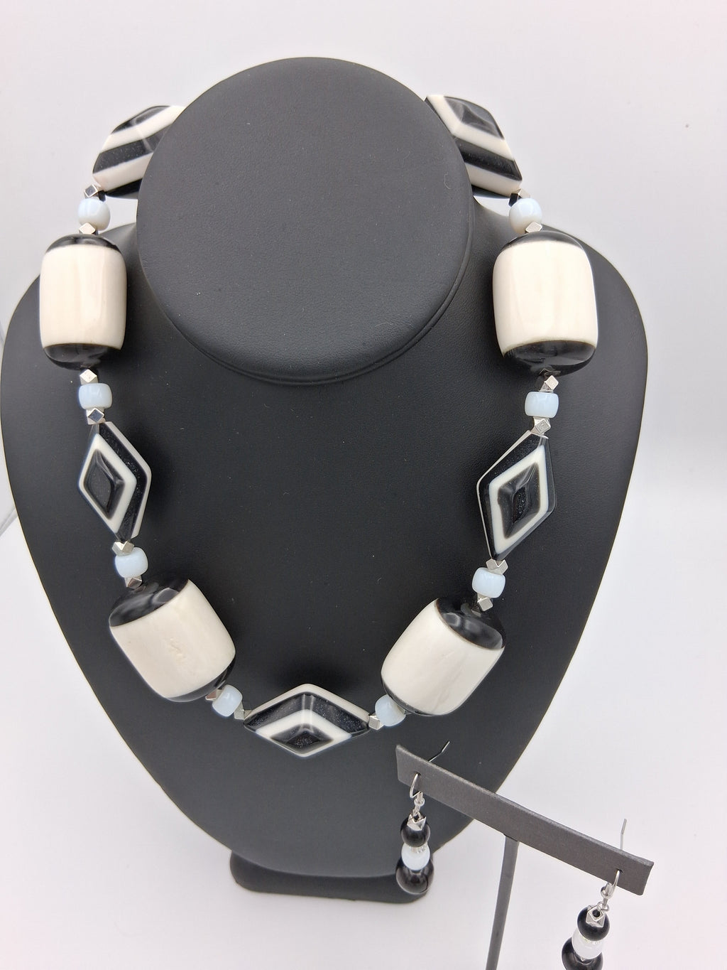 Cloud Dancer & Black as Night