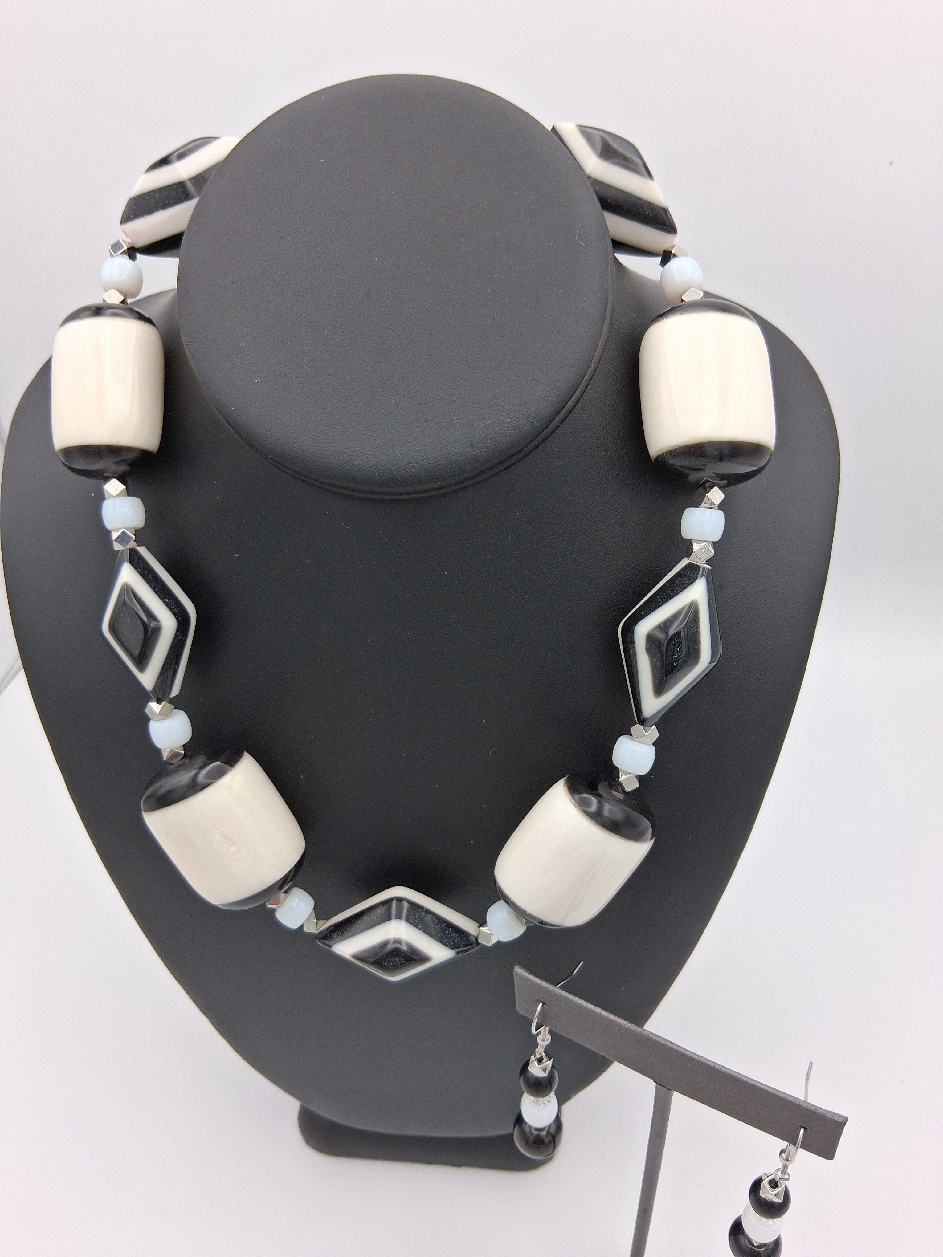 Cloud Dancer & Black as Night