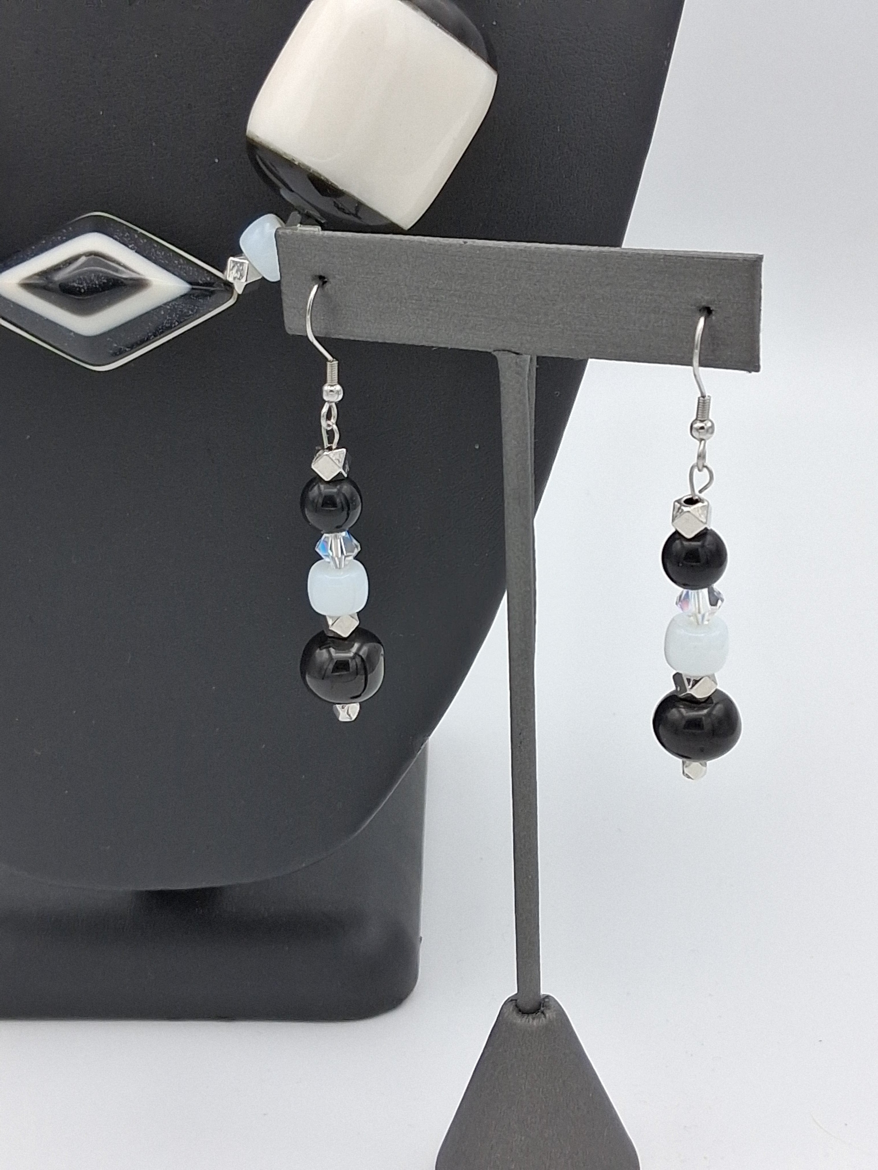 Cloud Dancer & Black as Night