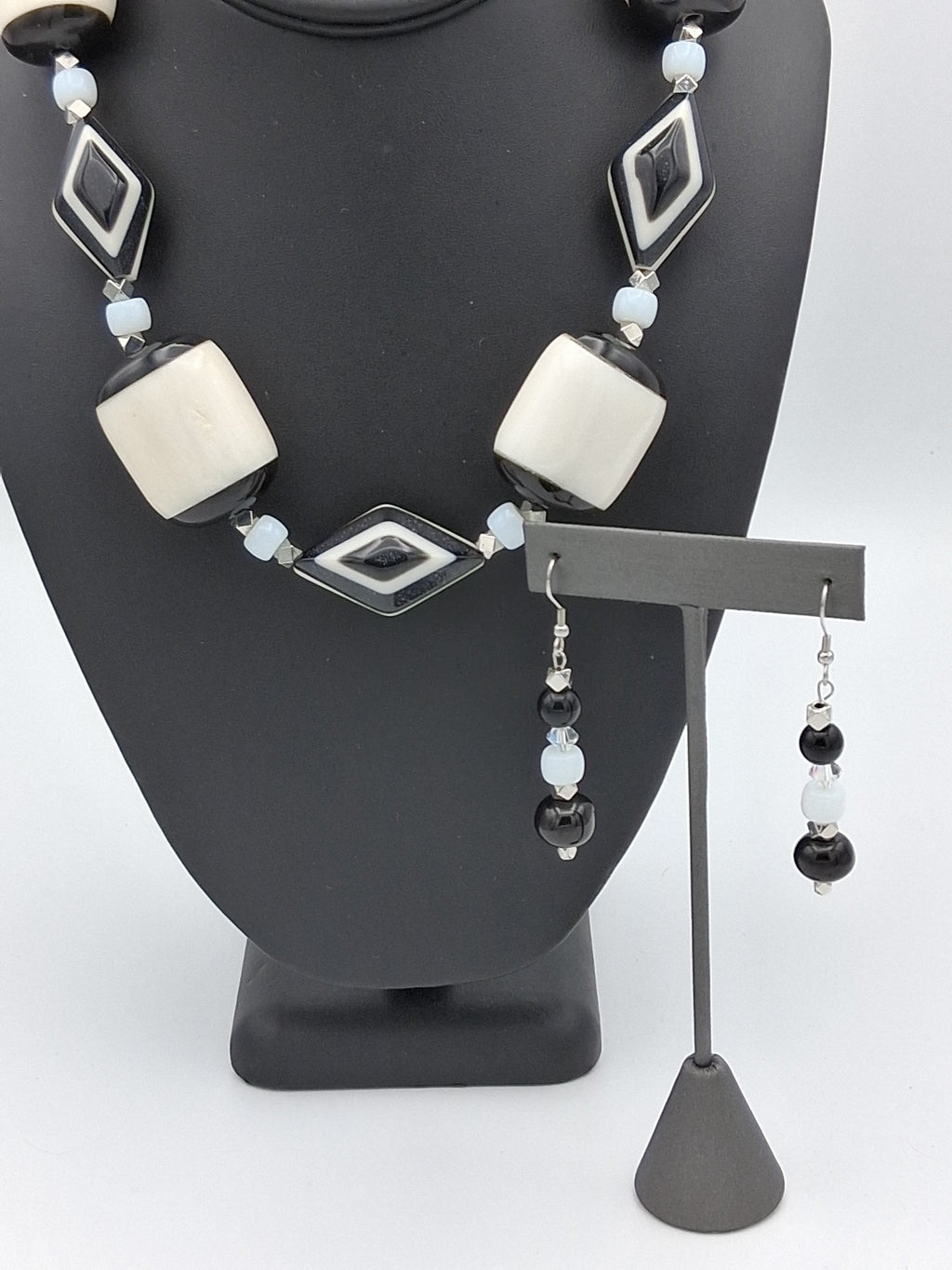 Cloud Dancer & Black as Night