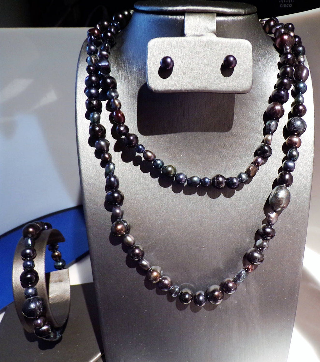 36 inches of beautiful peacock colored freshwater pearls with stud earrings and bracelet Multicolored pearls in shades black/blue