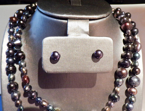 36 inches of beautiful peacock colored freshwater pearls with stud earrings and bracelet Multicolored pearls in shades black/blue