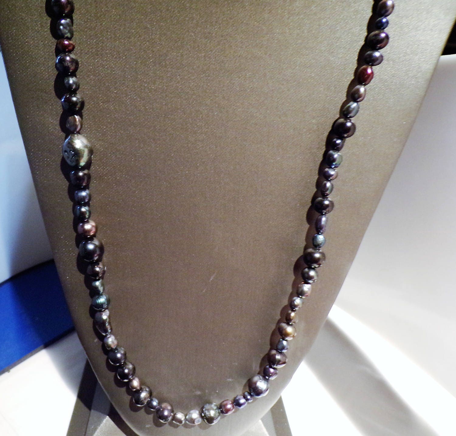 36 inches of beautiful peacock colored freshwater pearls with stud earrings and bracelet Multicolored pearls in shades black/blue