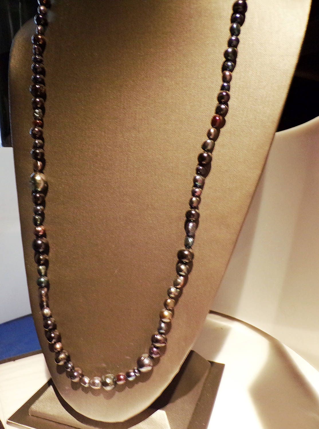 36 inches of beautiful peacock colored freshwater pearls with stud earrings and bracelet Multicolored pearls in shades black/blue